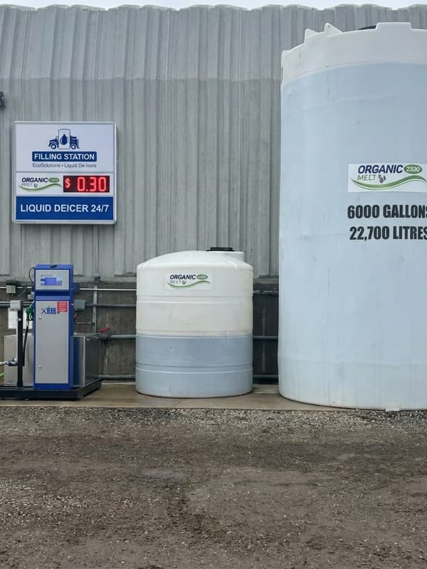Filling station with bulk liquid de-icer storage tanks